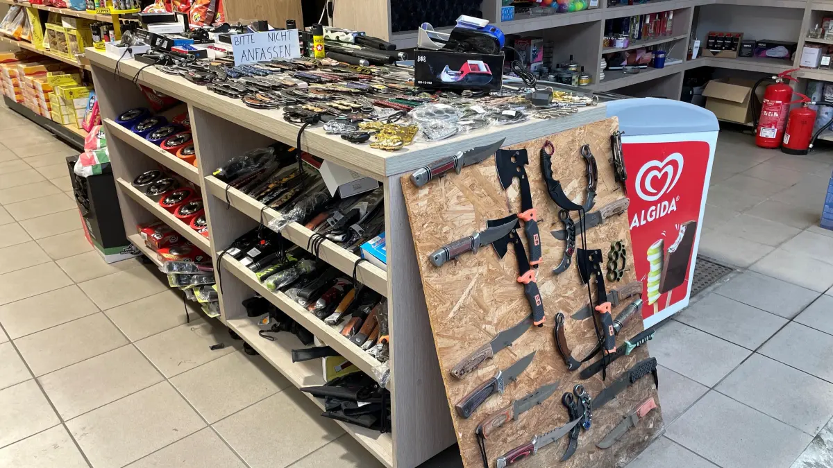 Waffenarsenal auf dem Polenmarkt in Osinow Dolny bei Hohenwutzen: Der Händler geht davon aus, dass seine deutschen Kunden wissen, was sie kaufen.