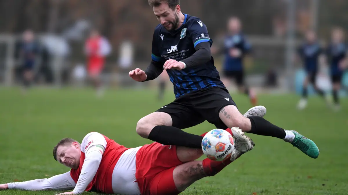 Fussball : Schöneiche, Fussball Brandenburgliga, Germania Schöneiche - Einheit Bernau, hart Umkämpft Paul Peschke unten gegen Niclas Martins
FOTO BENK 15.11.2025