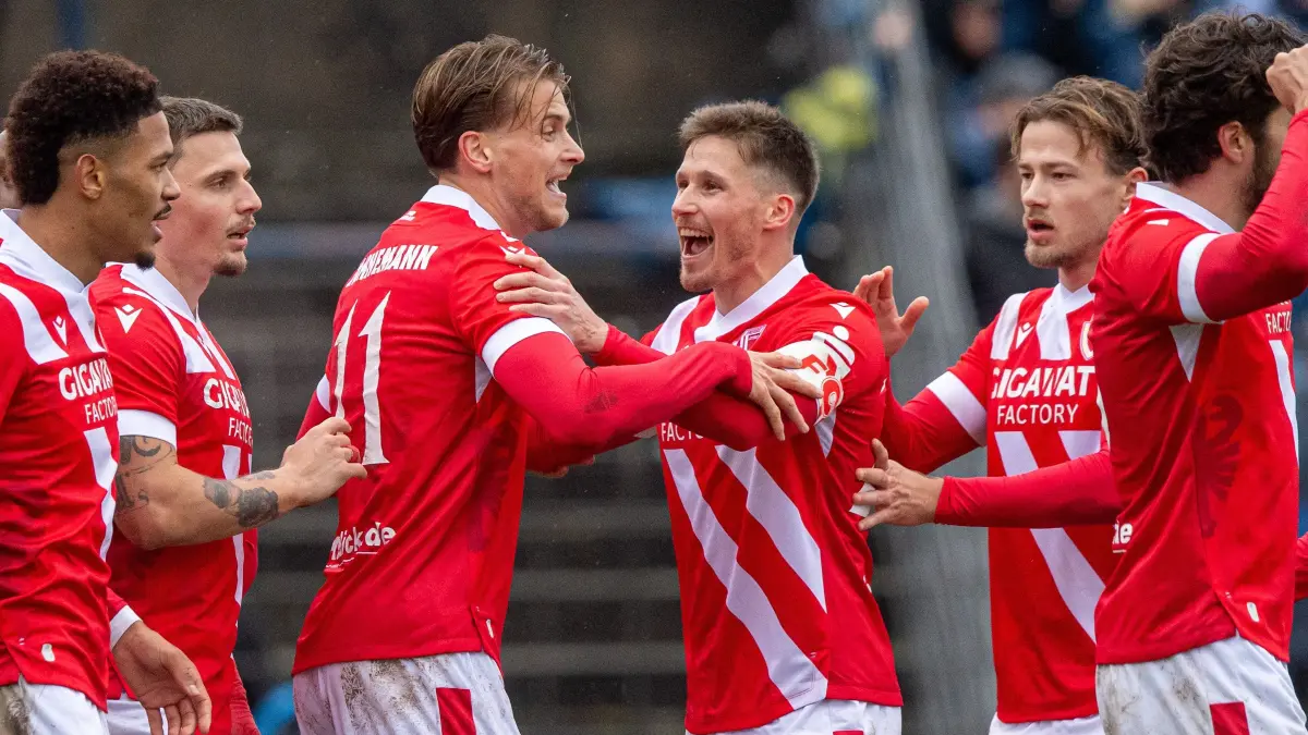 VF Landespokal Babelsberg 03 - Energie Cottbus 2025/26: Fussball, Herren, Saison 2025/2026, Landespokal Brandenburg (Viertelfinale), SV Babelsberg 03 - FC Energie Cottbus, v.l. Justin Butler (Energie Cottbus), Erik Engelhardt (Energie Cottbus), Moritz Hannemann (Energie Cottbus), Axel Borgmann (Energie Cottbus), Henry Rorig (Energie Cottbus), Dominik Pelivan (Energie Cottbus), Jubel nach Tor zum 2:4, 15.11. 2025, Foto: Sebastian Räppold / Matthias Koch