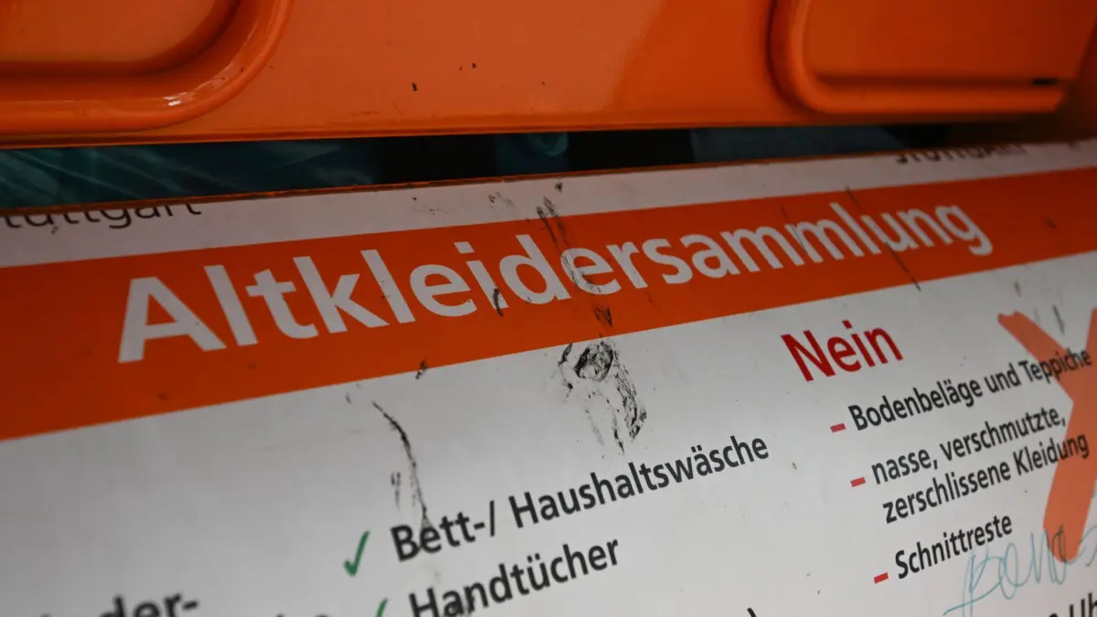 Container Altkleidersammlung: ARCHIV - 13.10.2025, Baden-Württemberg, Stuttgart: Die Aufschrift "Altkleidersammlung" ist auf einem Container für Altkeider und Stoffe angebracht. (zu dpa: «Wertsachen in Altkleider geworfen – Finder behält das Geld») Foto: Bernd Weißbrod/dpa +++ dpa-Bildfunk +++