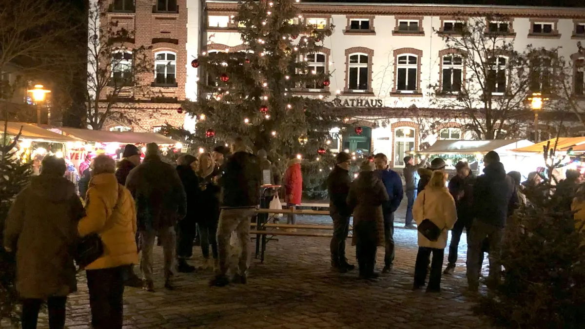 Kirchturmfest 2025 in Woltersdorf: Rund um Rathaus und das Kulturhaus Alte Schule wird wieder ein Mini-Weihnachtsmarkt aufgebaut.