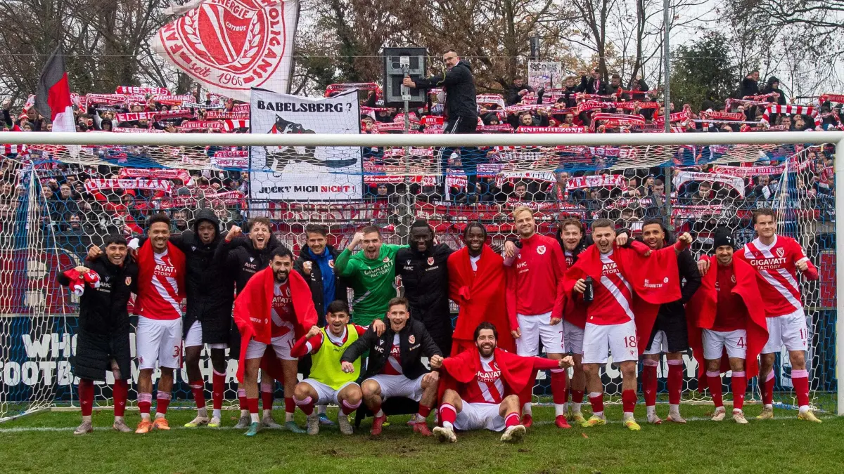 VF Landespokal Babelsberg 03 - Energie Cottbus 2025/26: Fussball, Herren, Saison 2025/2026, Landespokal Brandenburg (Viertelfinale), SV Babelsberg 03 - FC Energie Cottbus, Cottbuser Jubel nach Abpfiff, 15.11. 2025, Foto: Sebastian Räppold / Matthias Koch