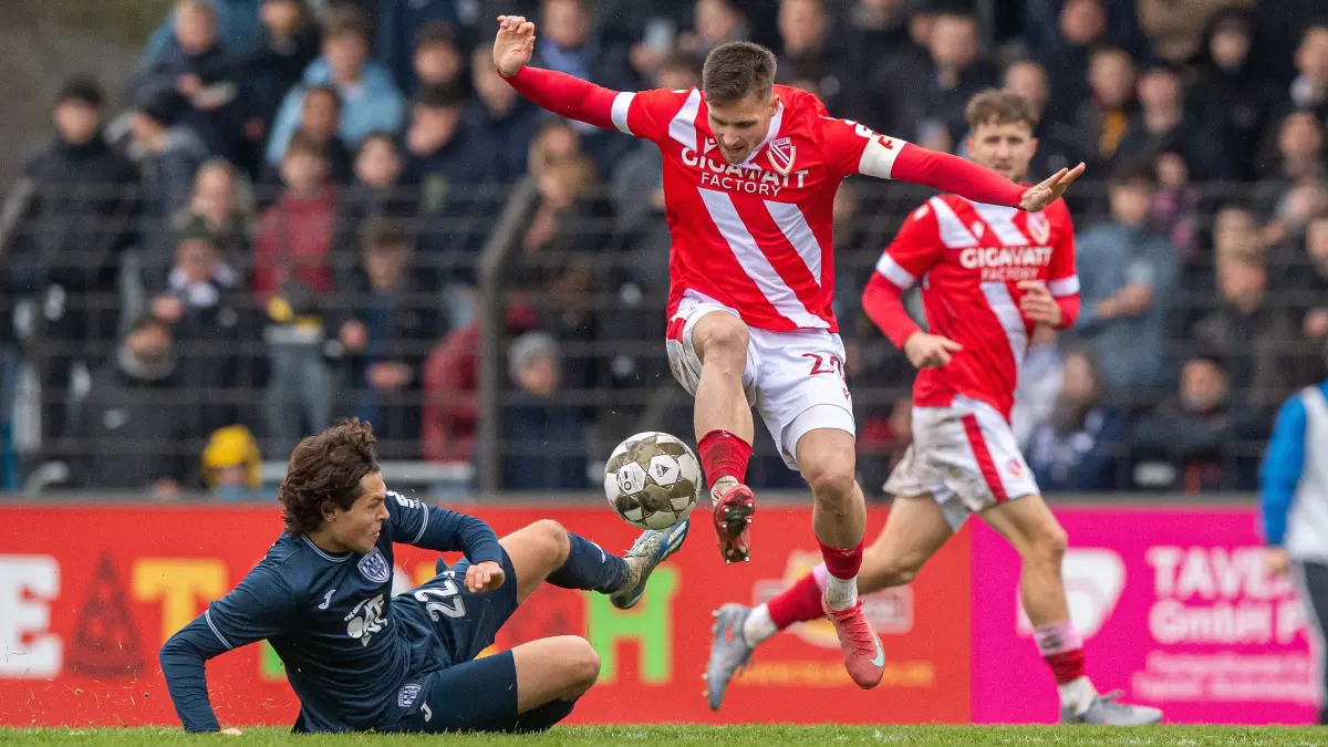 VF Landespokal Babelsberg 03 - Energie Cottbus 2025/26: Fussball, Herren, Saison 2025/2026, Landespokal Brandenburg (Viertelfinale), SV Babelsberg 03 - FC Energie Cottbus, v.l. Leon Bürger (Babelsberg), Axel Borgmann (Energie Cottbus), 15.11. 2025, Foto: Sebastian Räppold / Matthias Koch