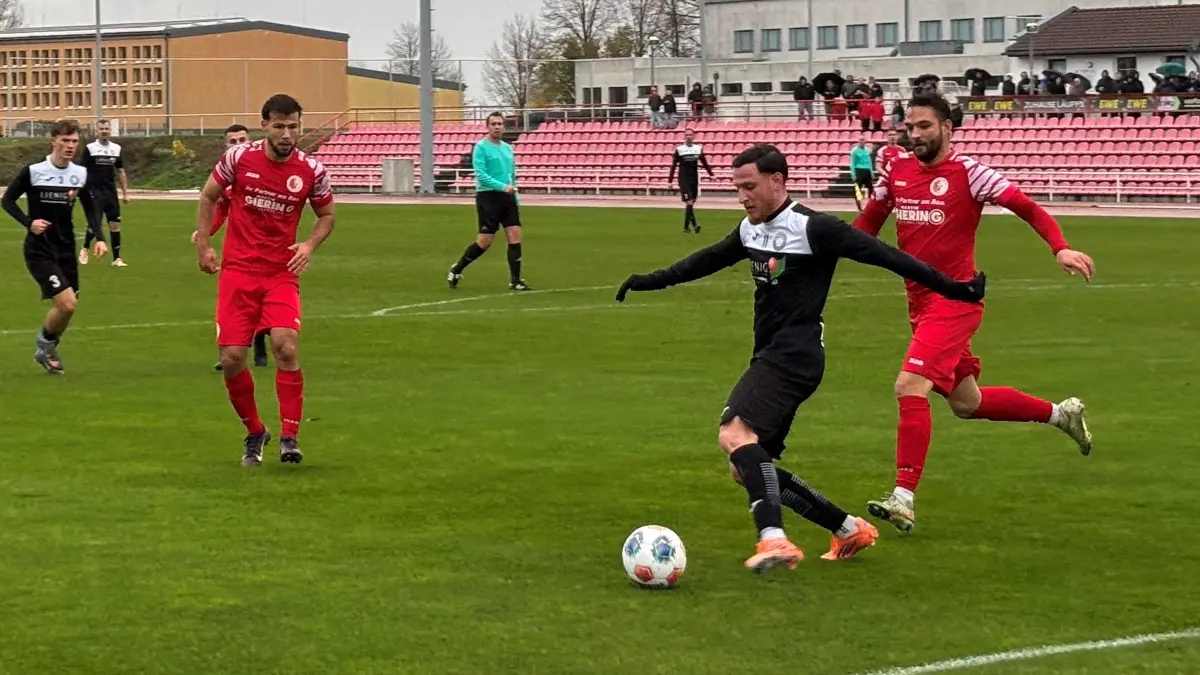 Victoria Seelow verlor das Viertelfinale im Fußball-Landespokal gegen den BSC Preußen Blankenfelde-Mahlow äußerst unglücklich. Hier duellieren sich Seelows Nabiel Nasser (rechts) mit Blankenfeldes