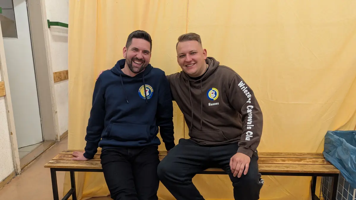 WCC-Präsident Nick Schröter und sein Vize Hannes Möller am Aufbautag hinter den Kulissen in der Turnhalle der Allende-Schule in Wriezen.