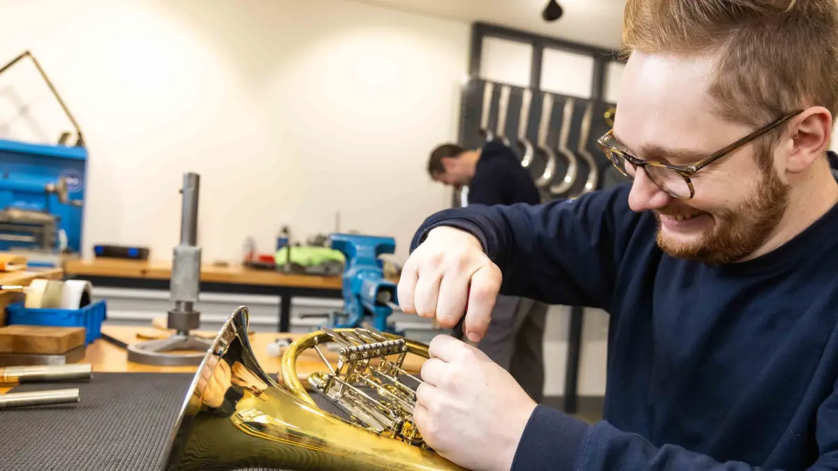 Gelernt beim Weltmarktführer "Petersik Instruments" in Schöneiche: Lars Dietrich arbeitet an einem Corno da Caccia, einem professionellen Jagdhorn. Copyright: Christian Kielmann, www.herr-kielmann.de, kielmann@web.de, +491704857125