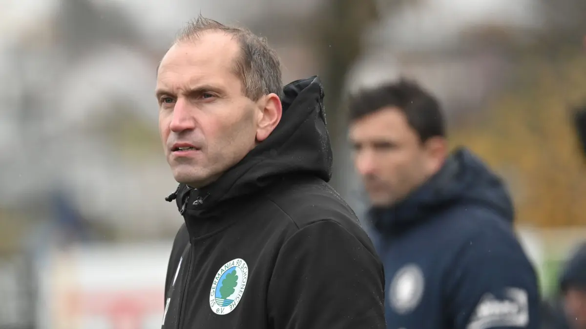 Fussball : Schöneiche, Fussball Brandenburgliga, Germania Schöneiche - Einheit Bernau, die Trainer Oliver Richter vor Paul Mitscherlich
FOTO BENK 15.11.2025