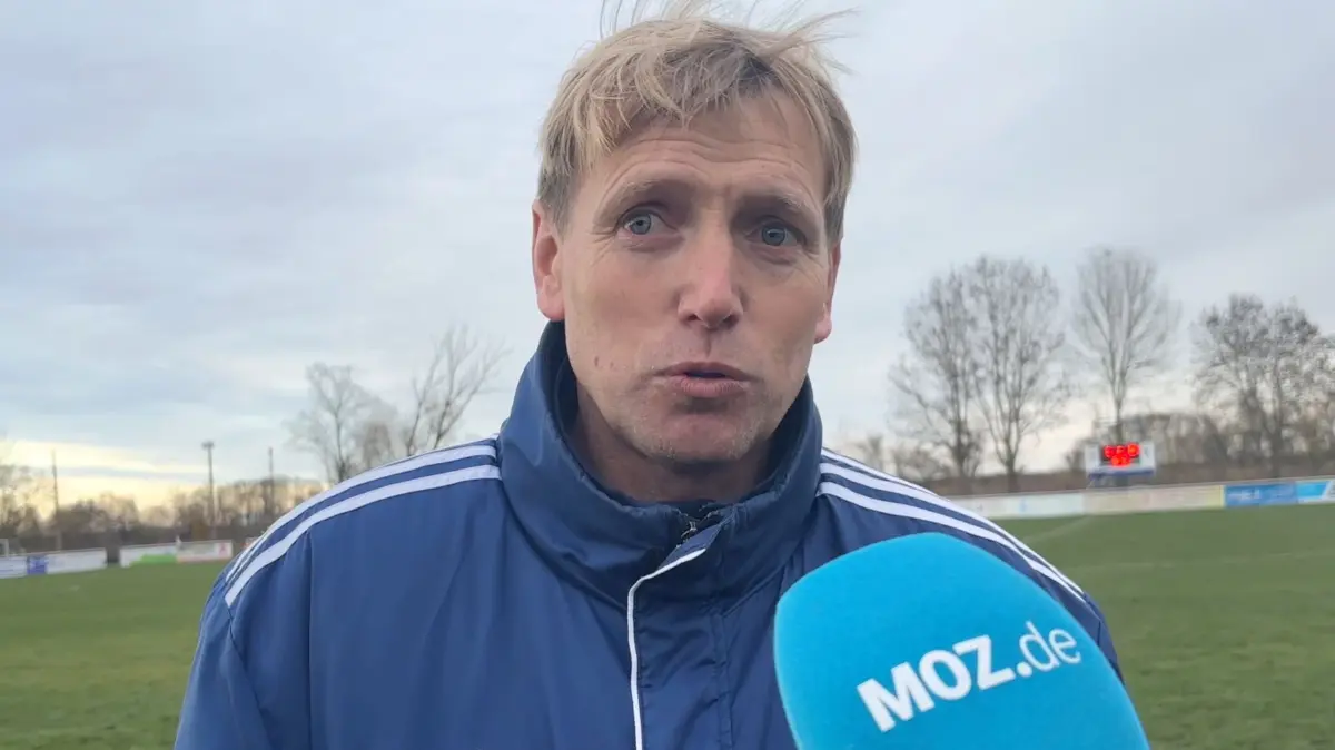 Gartz, 15.11.25, FB LK 11. ST Blau-Weiß Gartz - VfB Gramzow 1:0, der Gartzer Trainer Mario Hopp