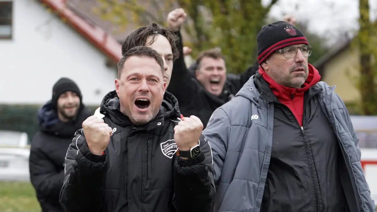 Fussball : Schöneiche, Fussball Brandenburgliga, Germania Schöneiche - Einheit Bernau, die Trainer Matthias Schönknecht und Nico Thomaschewski r. weiter Felix Glöckner m.h.
FOTO BENK 15.11.2025