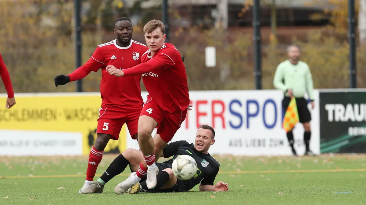 Sxchwedt, 15.11.25, FB LL 11. ST FC Schwedt - Eintracht Alt Ruppin 4:4, Franck Moukoko Ebongue und Joans Giersch gegen Alt Ruppins Florian Riehl
