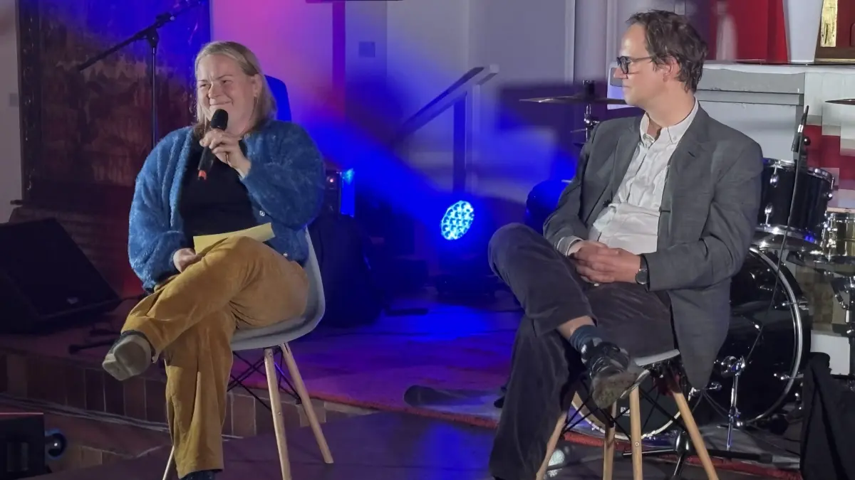 Pfarrerin Susanne Noack unterhielt sich mit Zeit-Redakteur Christian Bangel aus Frankfurt (Oder) über die "Baseballschlägerjahre" in den 1990er Jahren, als die rechte Gewalt in Ostdeutschland ausuferte. Welche Auswirkungen sie heute noch hat.