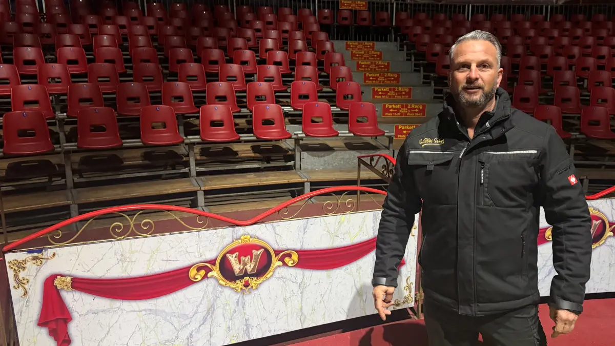 Noch viel zu tun bis zur Premiere der diesjährigen Weihnachtsshows vom Circus William in Müncheberg. Zirkusdirektor Manolito Wille ist sich sicher, auch mit dem diesjährigen Programm die Besucher zu verzaubern.