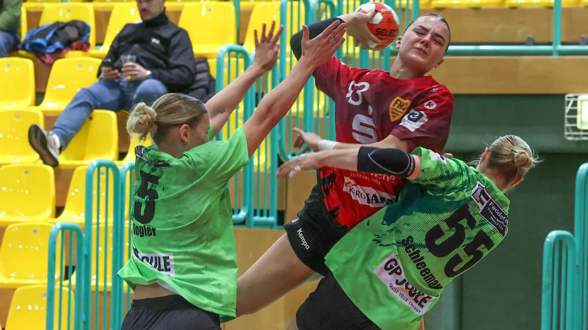 Frankfurt (Oder), 15.11.2025 - Handball - Frauen, 3. LIga-Staffel NordFHC vs TSV Harrislee 17:33Nikolina Todorow wird von Kassandra Titania Vogler (5) und Tabea Schleemann (55, beide Harrislee) gestoppt.