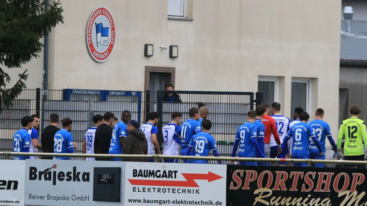 Zurück in die Kabine: Schiedsrichter Marcel Riemer führte die Teams vom Oranienburger FC Eintracht und RSV Eintracht kurz vorm Anpfiff weg vom Platz.