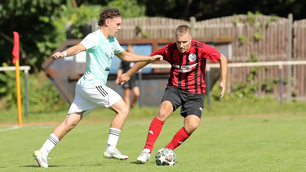Joachimsthals Sebastian Temma (links/hier im Punktspiel bei der SpG Lunow/Oderberg) hat beim Landesklasse-Tabellenführer FC Strausberg nicht nur für den punktbringenden 2:2-Ausgleich in der 88. Minute gesorgt, sondern auch für das passende Geburtstagsgeschenk für den Trainer Andy Lindt.