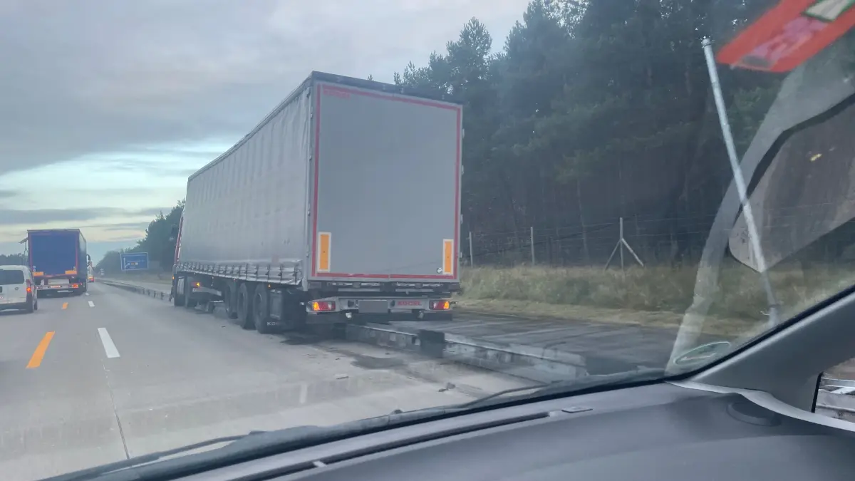 Ein polnischer Sattelzug ist aus noch ungeklärter Ursache auf der A12 auf eine Baustellenbegrenzung gefahren und steckt jetzt fest.