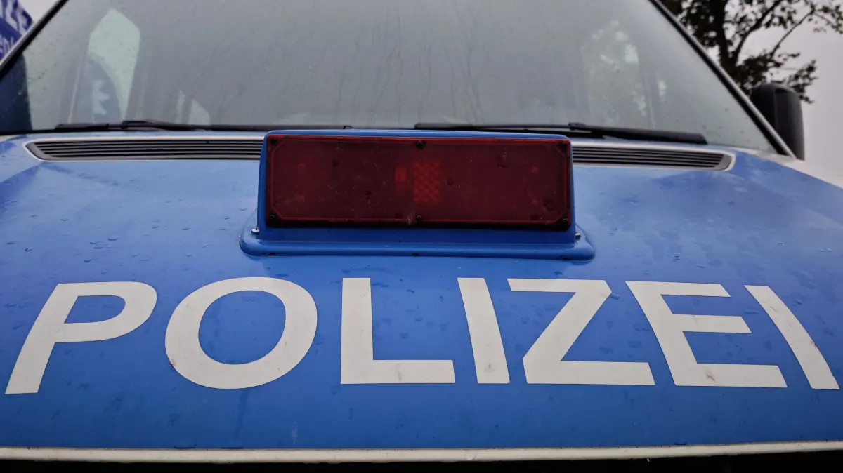Nach einem mutmaßlichen Unfall ermittelt die Polizei in Fürstenwalde. Wurde der Crash absichtlich verursacht? (Symbolbild)