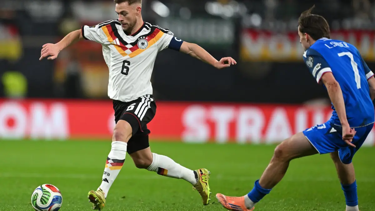 Deutschland - Slowakei: 17.11.2025, Sachsen, Leipzig: Fußball: WM-Qualifikation Europa, Deutschland - Slowakei, Gruppenphase, Gruppe A, 6. Spieltag, Red Bull Arena. Joshua Kimmich (Deutschland) und Leo Sauer (Slowakei) kämpfen um den Ball. Foto: Robert Michael/dpa +++ dpa-Bildfunk +++