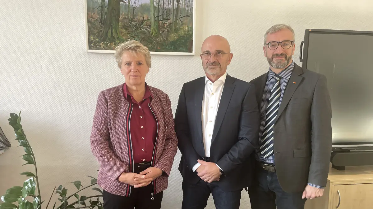 Uckermark-Landrätin Karina Dörk schlägt Mike Förster als neuen Geschäftsführer für das Krankenhaus Prenzlau vor. Auch Henryk Wichmann ist überzeugt, dass Förster die Klinik aus der Krise führen kann (v.l.).