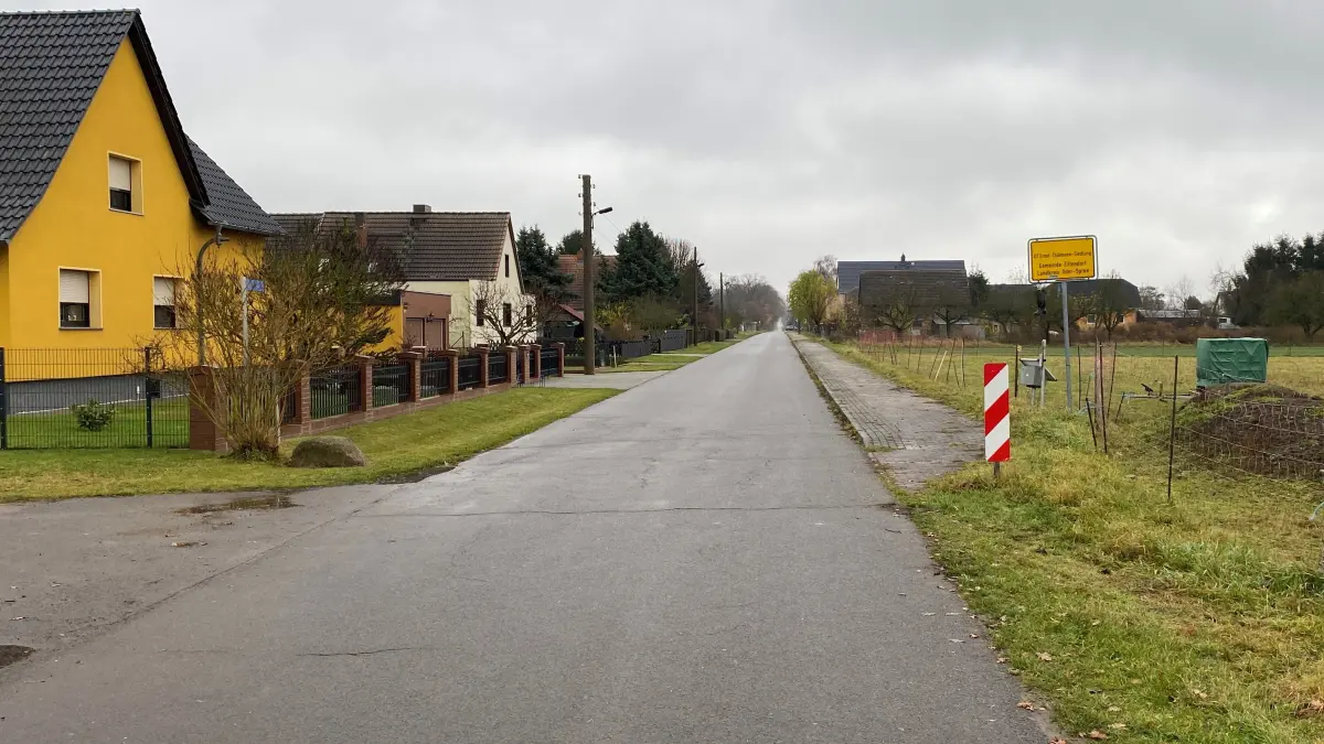 Die Absperrbaken sind weg: Die Parkstraße zwischen dem Ziltendorfer Ortsteil Ernst-Thälmann-Siedlung und Wiesenau ist wieder befahrbar.