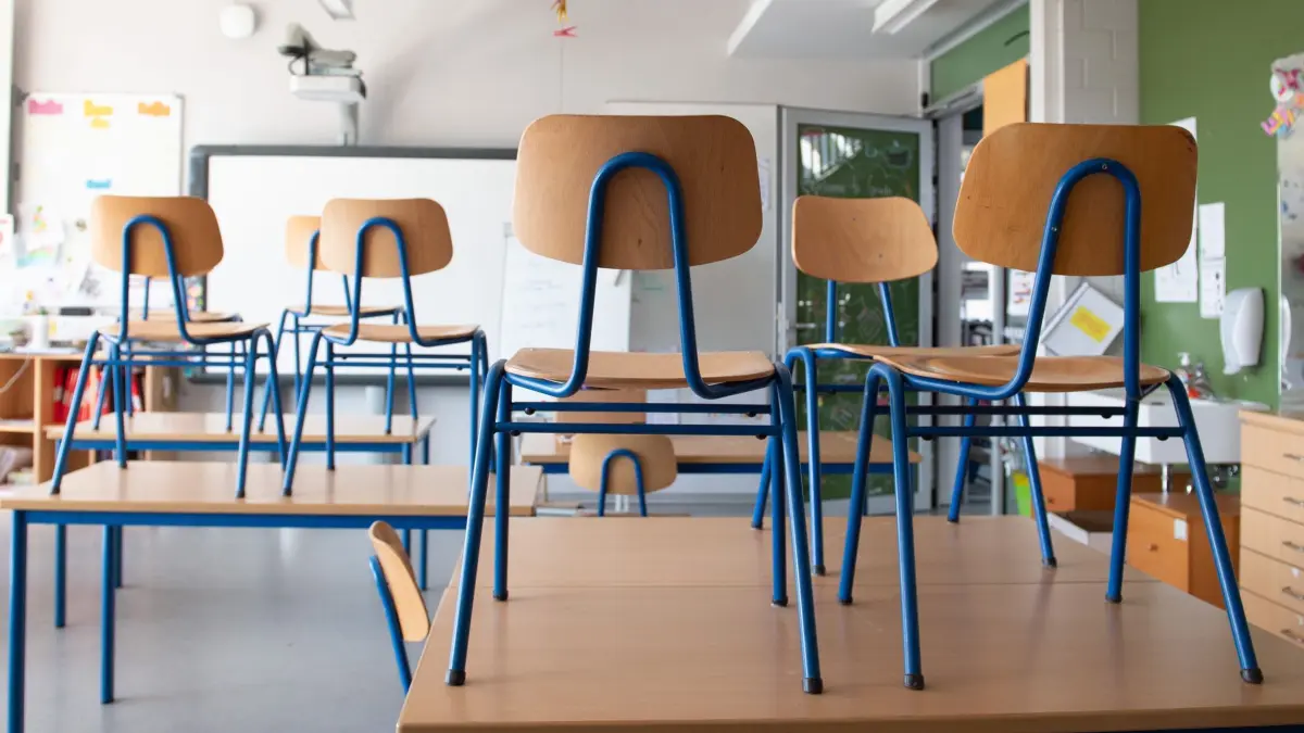 Leeres Klassenzimmer in Dresden: SYMBOLBILD - 23.03.2020, Sachsen, Dresden: Stühle stehen in einer Schule auf den Tischen. In Sachsen fallen derzeit zahlreiche Schulstunden aus. (zu dpa: «Kultusministerium sieht Trendwende bei Unterrichtsausfall») Foto: Sebastian Kahnert/dpa-Zentralbild/dpa +++ dpa-Bildfunk +++
