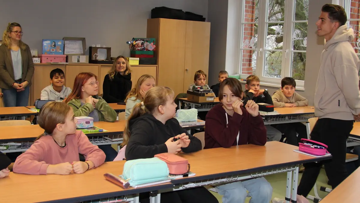 Hingen an seinen Lippen: Klassenlehrerin Nadja Schröder, Schulleiterin Birgit Schellhase sowie die Schülerinnen und Schüler.