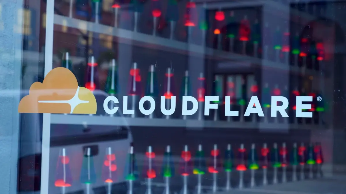 Cloudflare-Ausfall: ARCHIV - 31.08.2022, USA, San Francisco: Lavalampen sind durch ein Lobbyfenster in der Zentrale des Hosting-Anbieters Cloudflare zu sehen. Eine größere Störung bei Cloudflare legte zahlreiche bekannte Websites und Apps lahm. Foto: Eric Risberg/AP/dpa +++ dpa-Bildfunk +++
