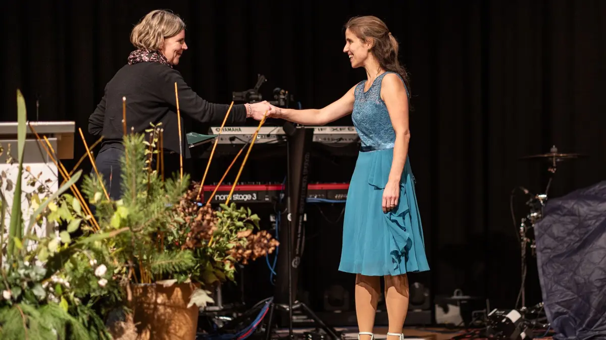 Kerstin Lehmann, stellvertretende Vorsitzende der Ebrswalder Hochschulgesellschaft e. V. überreicht Auszeichnung mit dem Gunther-Wolff-Preis an Absolventin Nadin Edinger.