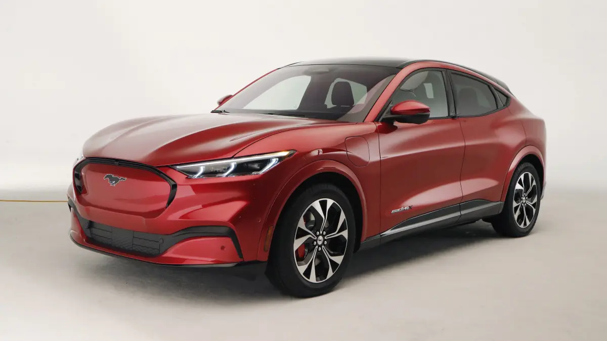 Das am 18.11.20919 zur Verfügung gestellte Foto zeigt den neuen Ford Mustang Mach-E. Ford setzt auf die Anziehungskraft seiner Sportwagenmarke Mustang, um im Geschäft mit Elektroautos Fuß zu fassen. Auf den Markt kommt der Mach-E in rund einem Jahr, die Reichweite mit einer Batterieladung soll bei bis zu 450 Kilometern liegen. +++ dpa-Bildfunk +++