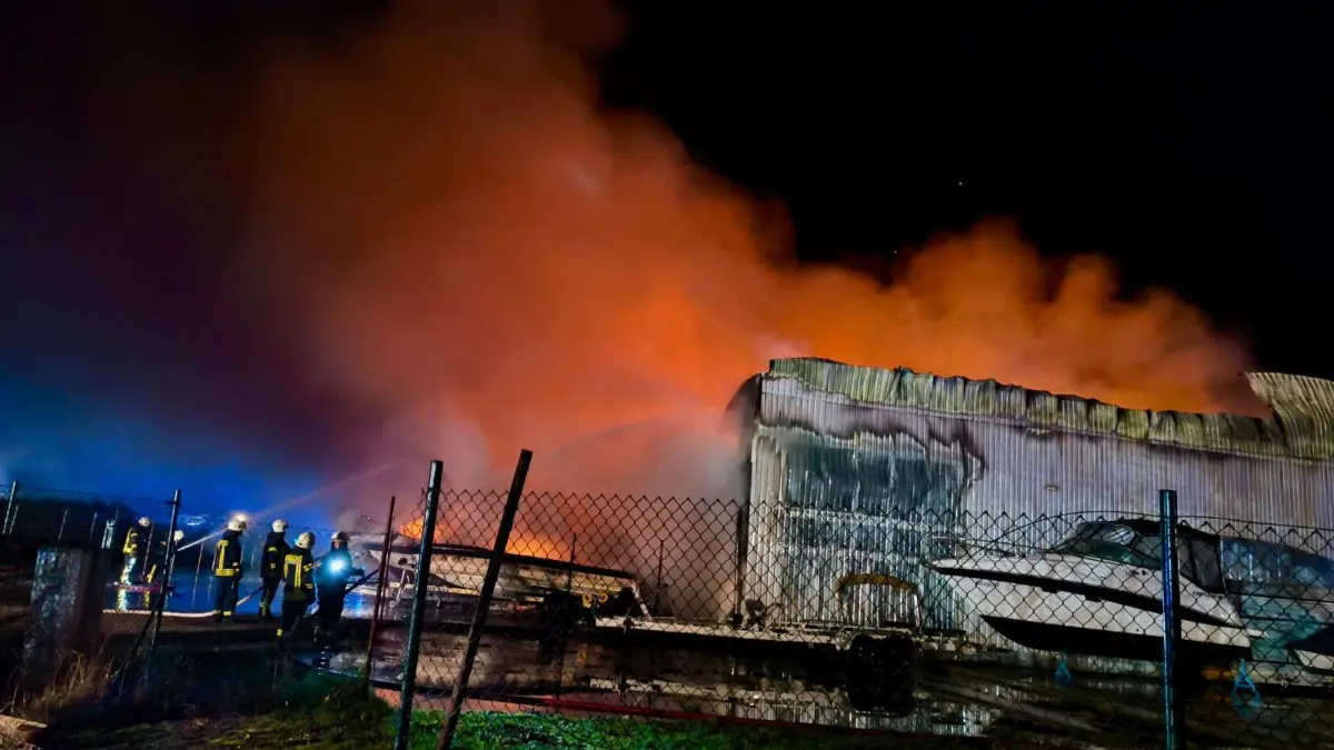 Brand in Rheinsberg - 30 Boote bei Großbrand in Rheinsberg zerstört – Schaden auf 10 Millionen Euro geschätzt