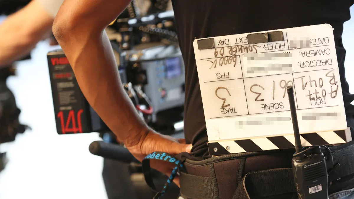 ARCHIV - Ein Kameraassistent trägt am 12.08.2013 die Filmklappe bei Dreharbeiten zu einem ARD/Degeto Fernsehfilm mit dem Arbeitstitel «Das Ende vom Anfang» in Hamburg in seinem Gürtel. Die Filmförderung Hamburg Schleswig-Holstein zieht am 04.02.2014 Bilanz und gibt einen Ausblick auf 2014. Foto: Christian Charisius/dpa (zu dpa vom 04.02.2014) +++ dpa-Bildfunk +++
