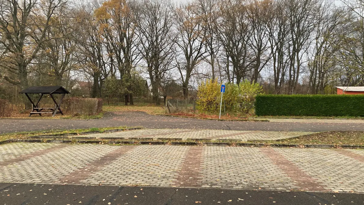 Hier soll mal ein Funkmast stehen: der hintere Teil des Parkplatzes im Ziltendorfer Ortsteil Aurith