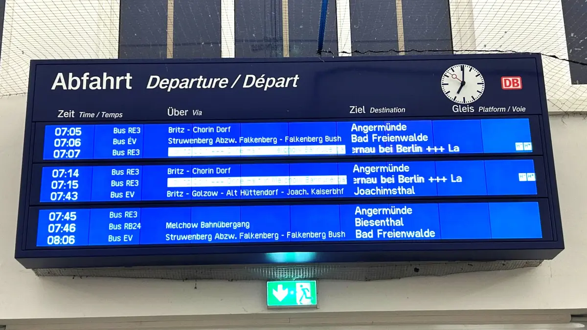 Nichts geht mehr auf der Schiene: Im Hauptbahnhof von Eberswalde verweist die Anzeigetafel auf den Ersatzverkehr mit Bussen, der noch bis zum 22. November gelten soll.