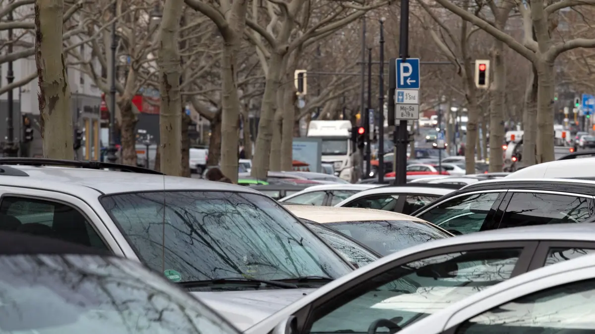 Autos parken dicht an dicht auf dem Mittelstreifen vom Kurfürstendamm.