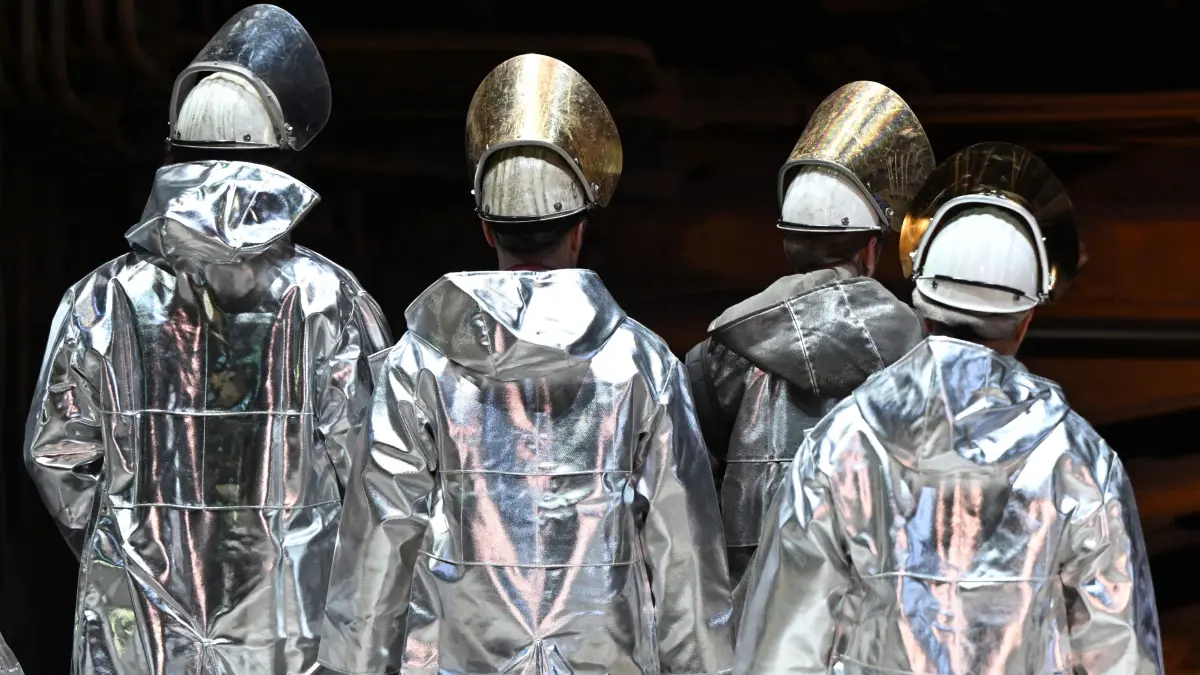 Stahlarbeiter stehen vor einem Hochofen. Thyssenkrupp Steel hat im November angekündigt, dass die Zahl der Arbeitsplätze im Stahlbereich innerhalb von sechs Jahren um 11.000 auf dann noch 16.000 Stellen schrumpfen soll. (zu dpa: «IG Metall: Thyssenkrupp-Stahl passt zu Jindal») +++ dpa-Bildfunk +++
