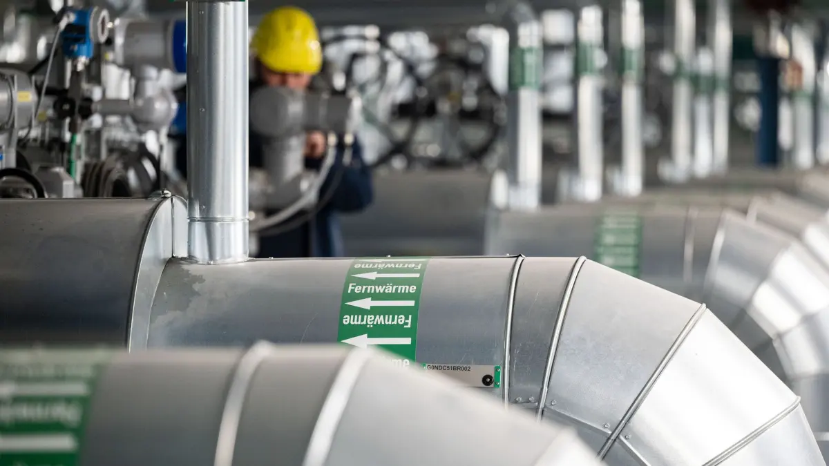 Kommunale Wärmeplanung: ARCHIV - 10.03.2022, Baden-Württemberg, Stuttgart: Ein Mitarbeiter des Energiekonzerns EnBW kontrolliert die Fernwärmeverteilerstation eines Heizkraftwerks. (zu dpa: «Wärmeplanung in deutschen Kommunen geht voran») Foto: Marijan Murat/dpa +++ dpa-Bildfunk +++