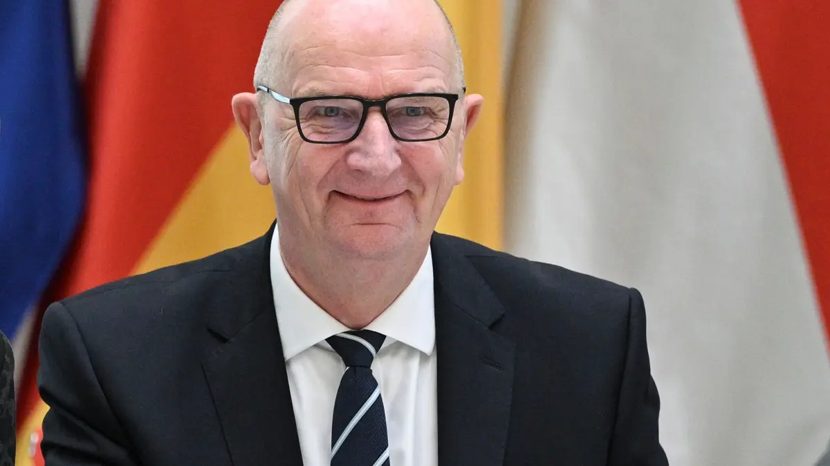 Sitzung Landtag Brandenburg: 19.11.2025, Brandenburg, Potsdam: Brandenburgs Ministerpräsident Dietmar Woidke (SPD) während in einer Sitzung des Brandenburger Landtages. Behandelt wird u.a. der Medienstaatsvertrag zum Jugendmedienschutz und Reformstaatsvertrag. Die BSW-Fraktion will mehrheitlich dagegen stimmen, damit käme keine eigene Koalitionsmehrheit zustande, die CDU will aber dafür stimmen, damit eine Mehrheit vorhanden ist. Foto: Jens Kalaene/dpa +++ dpa-Bildfunk +++