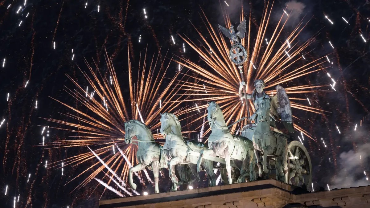 Silvester in Berlin: ARCHIV - 01.01.2024, Berlin: Feuerwerk zum Jahreswechsel steigt während der Feier «Silvester am Brandenburger Tor» hinter dem Brandenburger Tor auf. (zu dpa: «Berlin feiert Silvester mit einer Party am Brandenburger Tor») Foto: Sebastian Gollnow/dpa +++ dpa-Bildfunk +++
