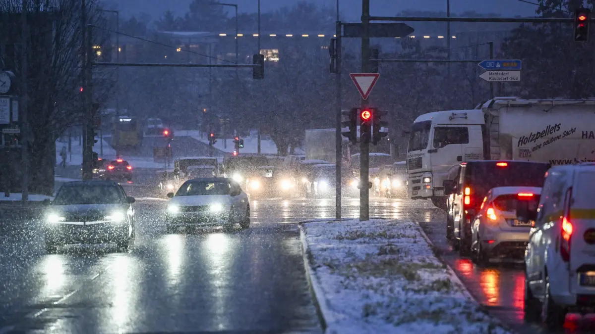 Schneeregen und Schneeschauer wie hier an der Kreuzung Blumberger Damm / Alt-Biesdorf erschwert am frühen Morgen den Berufsverkehr. Durch das nasskalte Winterwetter herrscht Glatteisgefahr. Nasskalt und frostig bleibt es am Mittwoch in Berlin und Brandenburg. Bis in den Vormittag hinein bildet sich durch gefrierenden Regen Glatteis, warnt der Deutsche Wetterdienst (DWD). Im Norden Brandenburgs, teils auch im Berliner Raum sind zwischen ein und vier Zentimetern Neuschnee möglich. In der Uckermark fallen bis zu acht Zentimetern Schnee. Die Temperaturen liegen tagsüber um den Gefrierpunkt bei Höchstwerten zwischen null und zwei Grad. Über den Tag bleibt es bedeckt und trüb. +++ dpa-Bildfunk +++