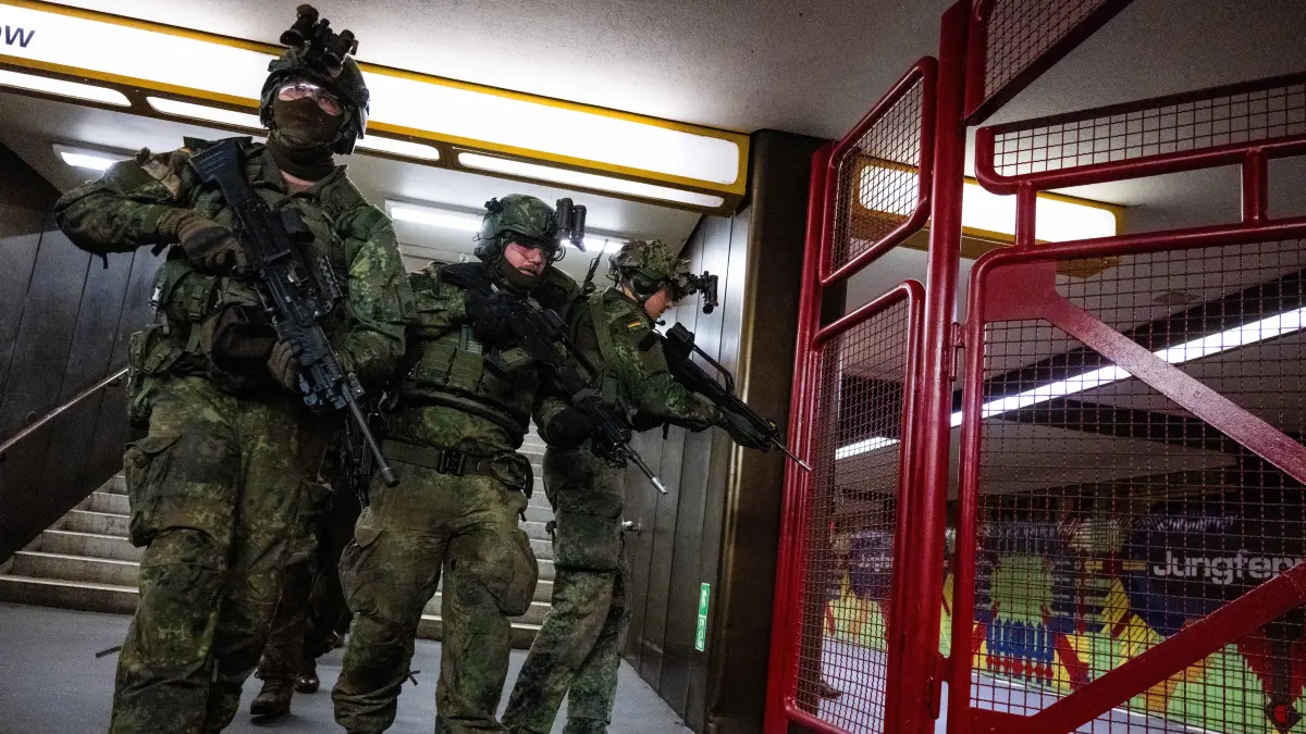 Bundeswehrsoldaten stürmen bei der Übung "Bollwerk Bärlin" den U-Bahnhof Jungfernheide.