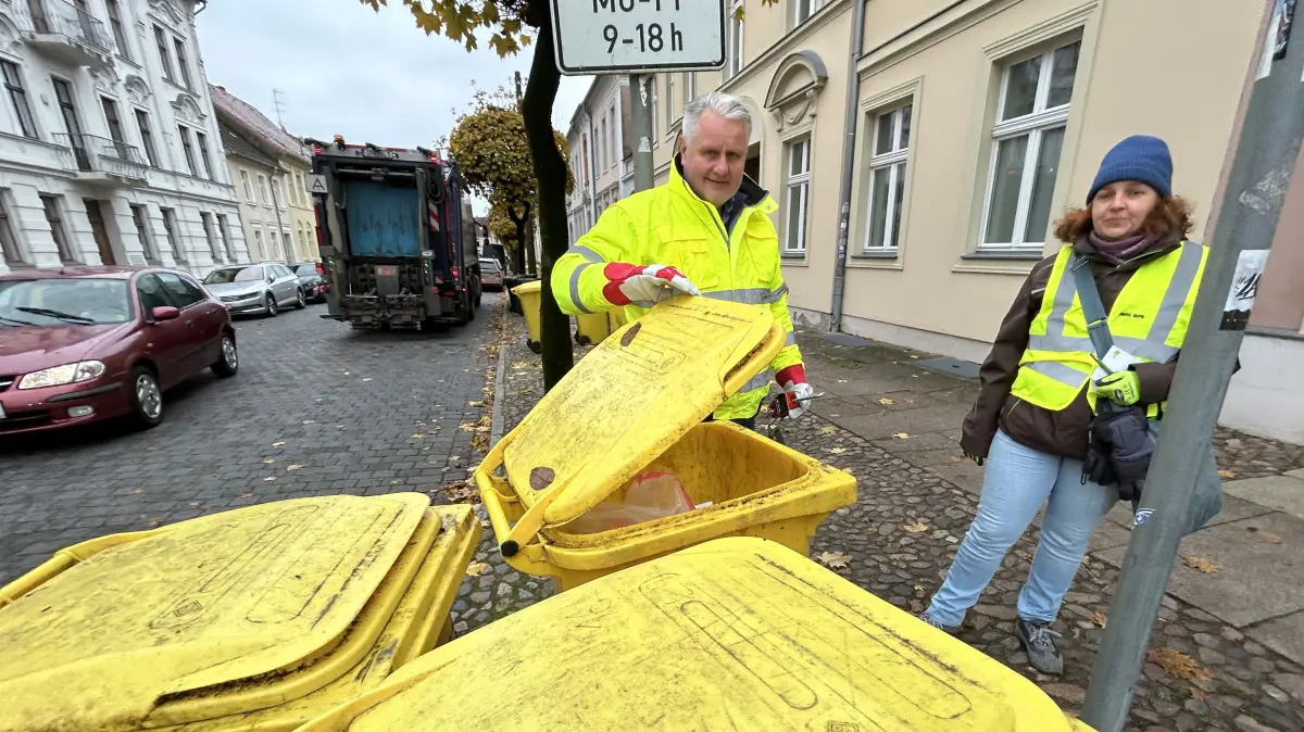 Matthias Noa, Geschäftsführer der Awu OPR und Anne Neumann, Abfallberaterin beim Landkreis, kontrollieren Gelbe Tonnen in Neuruppin.
