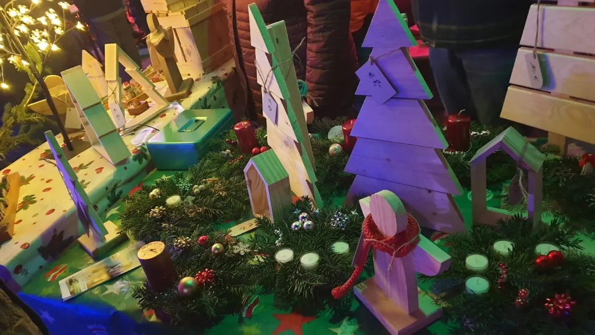 Weihnachtsbäume, Engel und Kränze: Selbstgemachte Holzarbeiten der Hoffnungstaler Stiftung Lobethal gibt es auch wieder beim Adventsmarkt in Reichenwalde.
