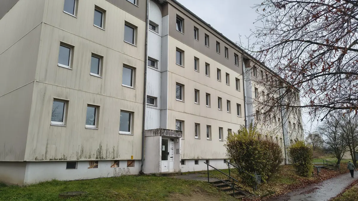 Der stark beschädigte Wohnblock am Platz der Einheit in Oderberg im November 2025. Lediglich ein Seniorenpaar bewohnt ihn noch.