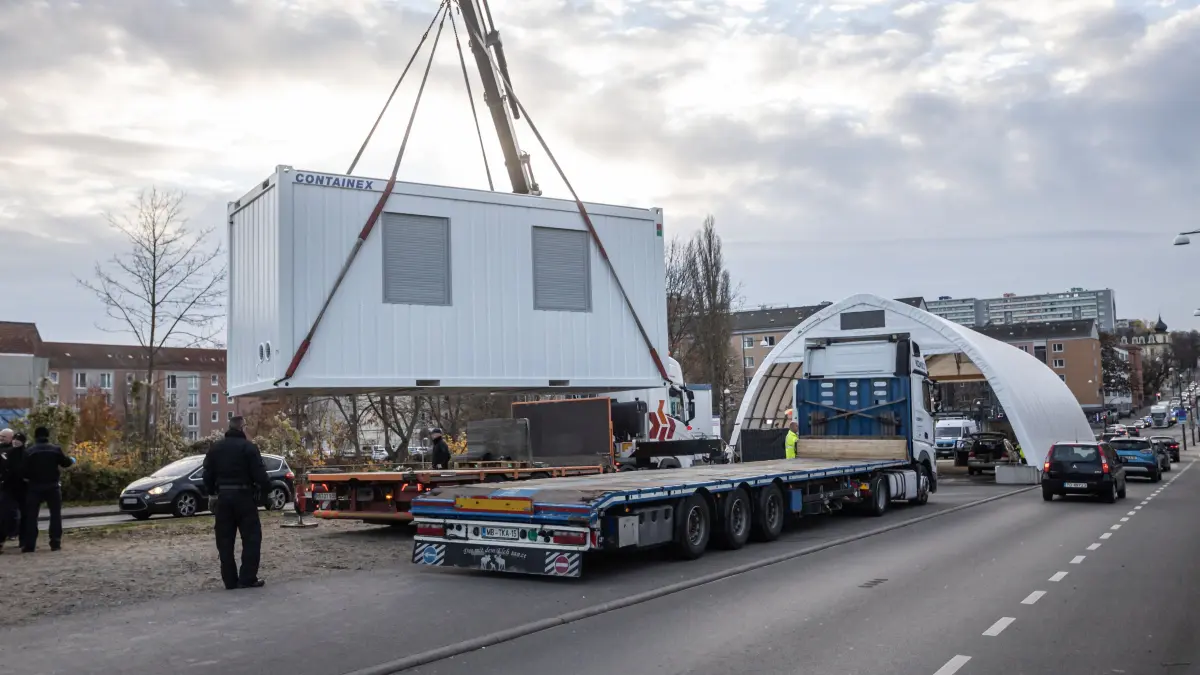 Mit den neuen Containern an der Stadtbrücke soll der Standort nicht etwa ausgebaut werden. Vielmehr ist es so, dass die Mietverhältnisse der letzten Container ausgelaufen sind und sich die Bundespolizei entschieden ha, eigene Container anzuschaffen, die nun aufgestellt wurden, wie ein Beamter vor Ort erklärte.