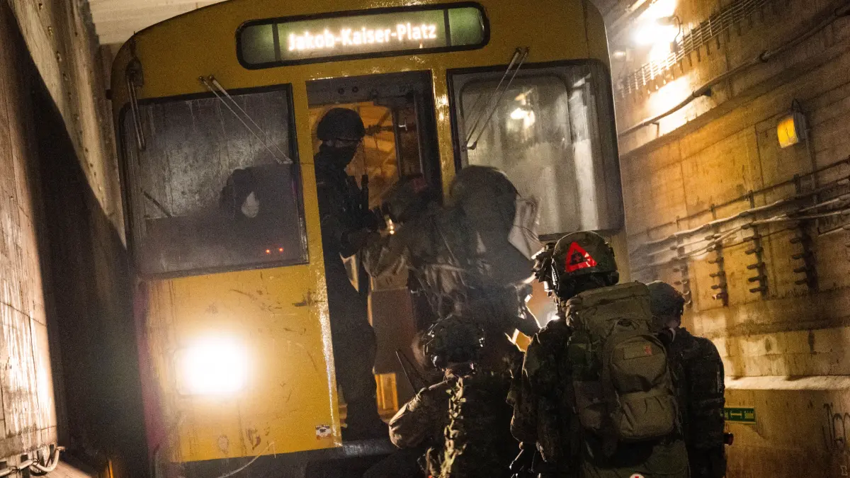 Bei der Übung der Bundeswehr «Operation "Bollwerk Bärlin" klettern Bundeswehrsoldaten im U-Bahnhof Jungfernheide in einem U-Bahn Tunnel in eine U-Bahn. Das Ausbildungsszenario findet im Übungstunnel an der U-Bahn-Station Jungfernheide statt und stellt einen Angriff auf eine U-Bahn mit vielen Verletzten mitten in der Nacht dar. +++ dpa-Bildfunk +++