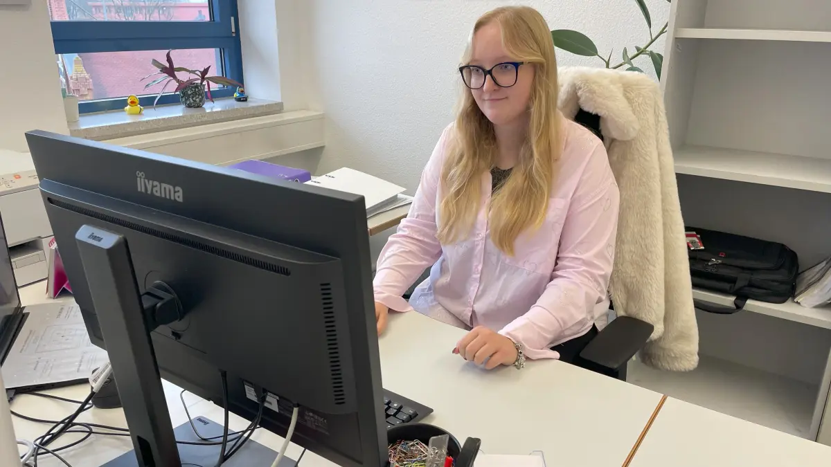 Samantha Mienack hat ihren Ausbildungsplatz in Frankfurt (Oder) gefunden. Im Büro fühlt sich die 16-Jährige wohl.