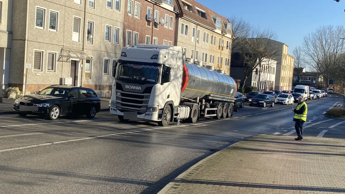 Da steht er: Der Lkw aus Polen mit Fahrer Waldemar Wieczerzynosci an der Wassergasse in Fürstenwalde.