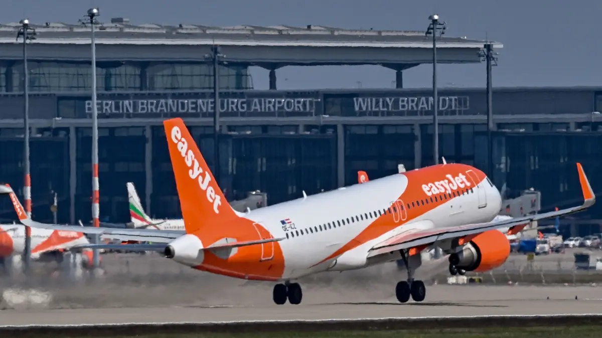 Ein easyJet-Flieger des Hauptstadtflughafens BER. Auch die britische Fluggesellschaft klagt über hohe Standortgebühren am Flughafen in Berlin.