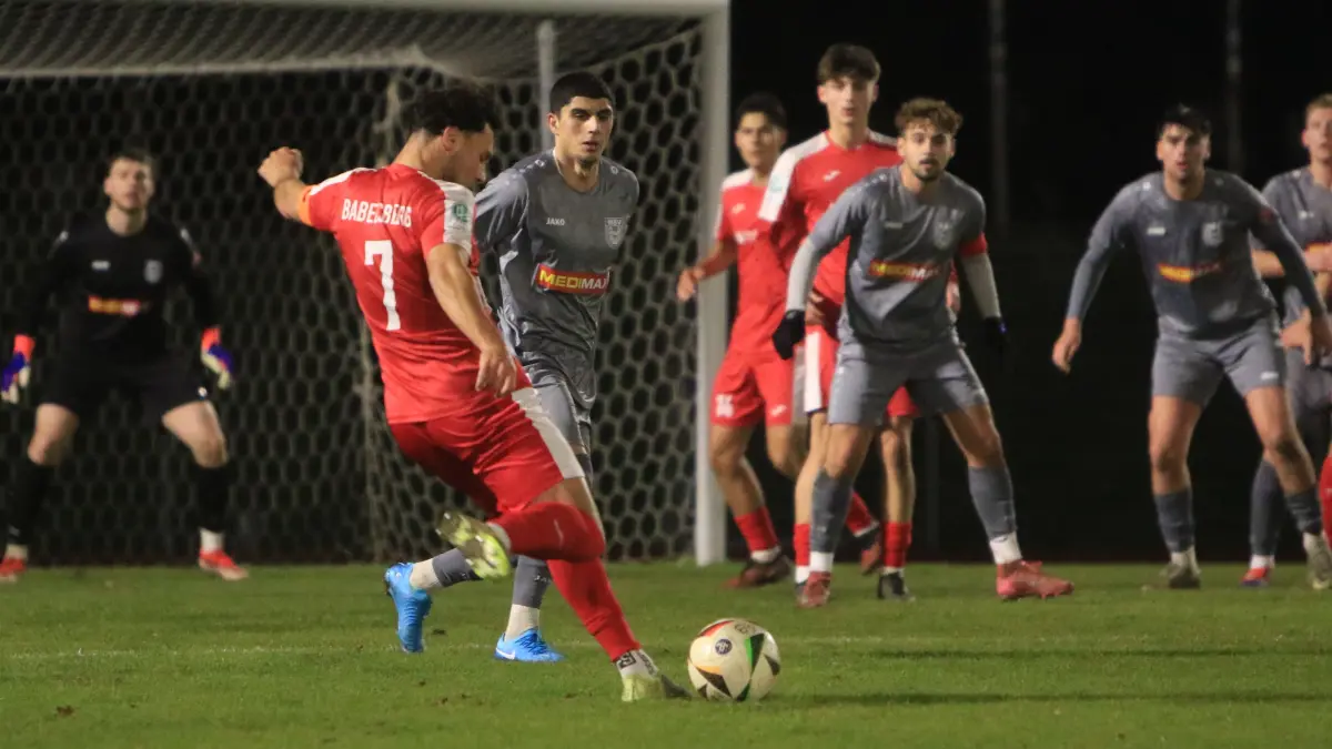 In Erwartung der Flanke: Der Babelsberger Samir Werbelow (in Rot) trug mit seinem Team ein Testspiel beim MSV Neuruppin aus, der zwei Klassen tiefer spielt.