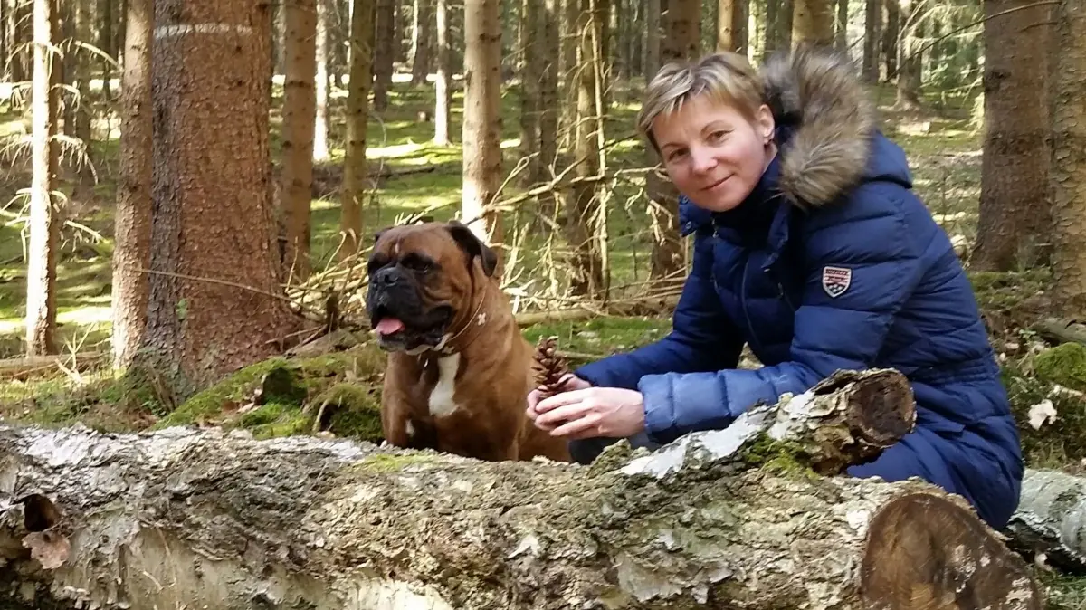 Die Wandlitzerin Manuela Radestock und ihre Boxerhündin Nuri beim Spaziergang im Wald
